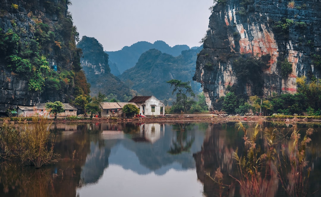 Thuê Xe Đi Tuyệt Tình Cốc Miền Bắc Bảo Vệ Cảnh Quan