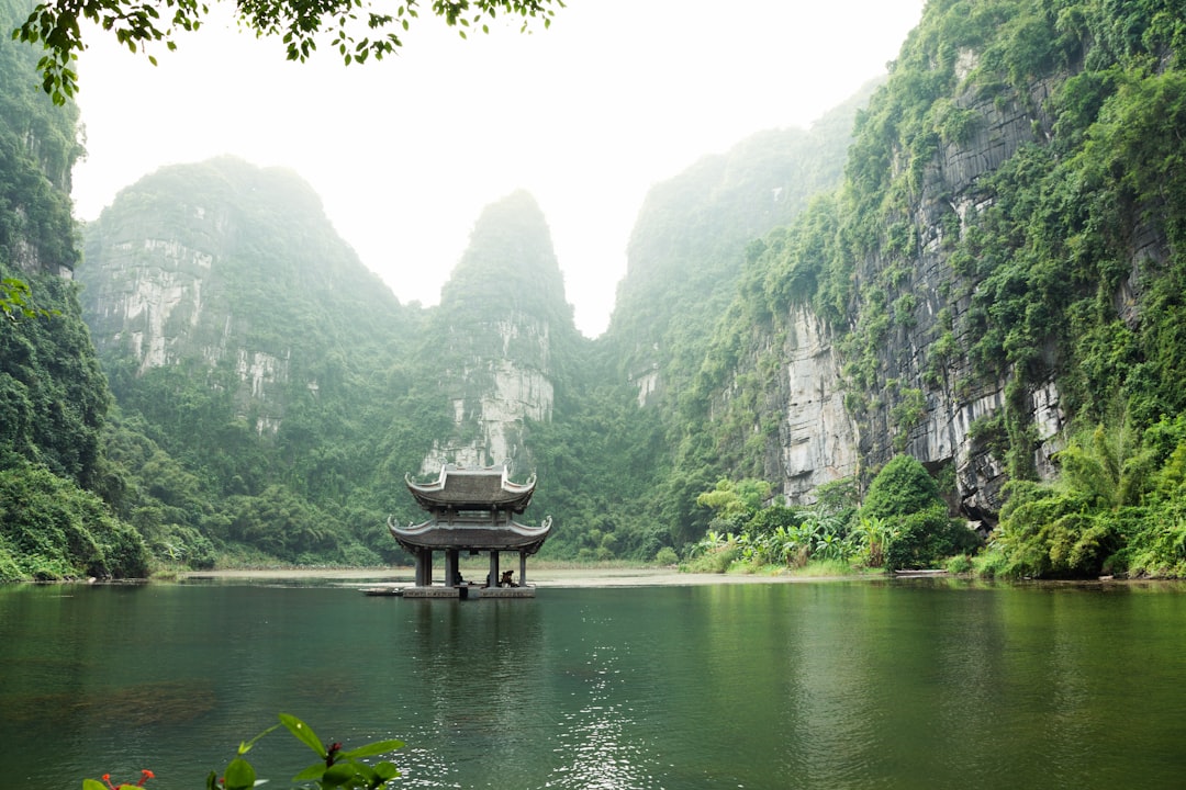 Du lịch Ninh Bình: Siết chặt hoạt động mạo hiểm tự phát
