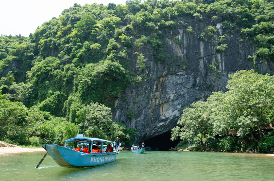 Khám Phá Các Hố Sụt Kỳ Vĩ Tại Phong Nha – Kẻ Bàng